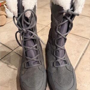 Columbia Gray Winter Boots with White Fur Lining